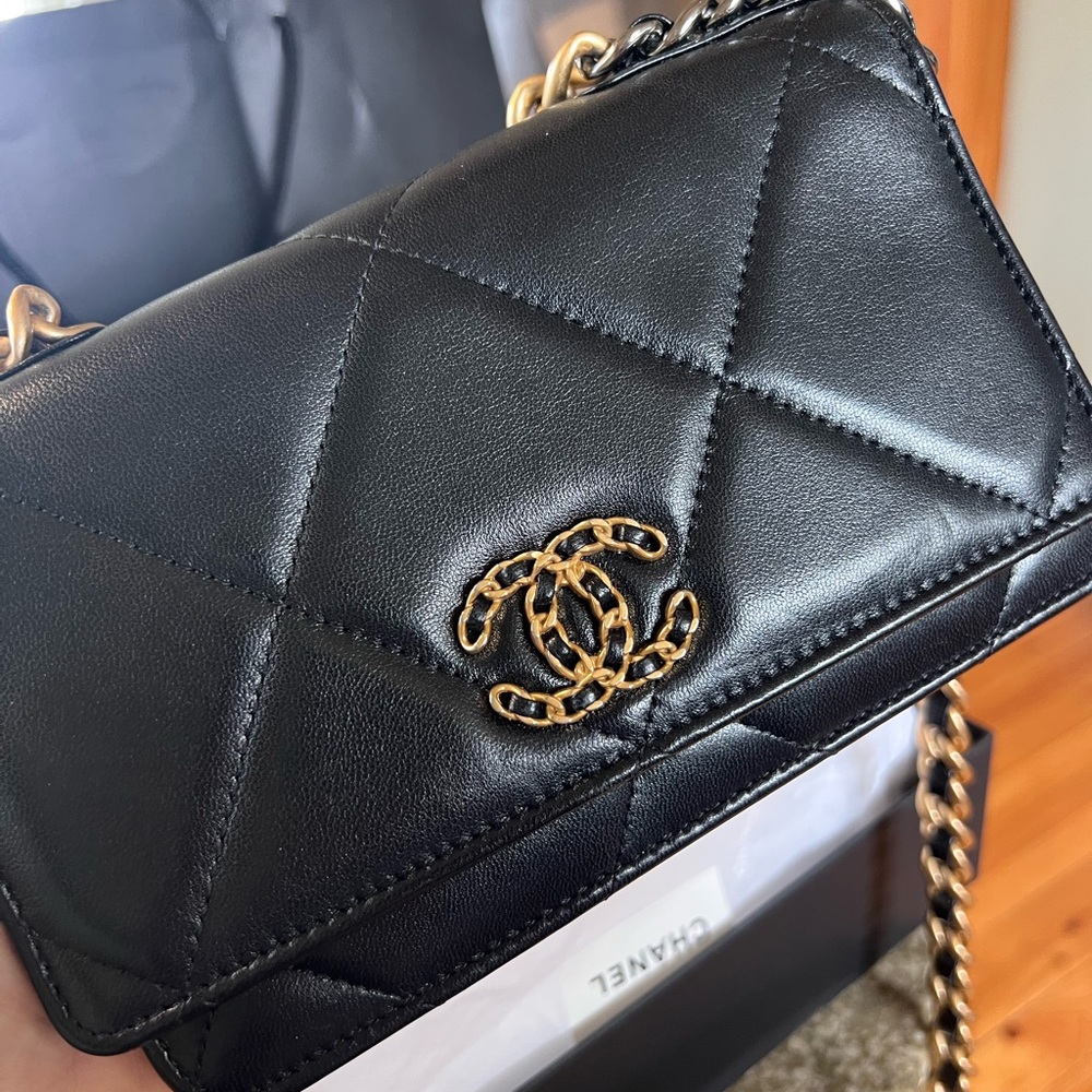 Chanel 19 WOC lambskin quilted authentic🖤 Excellent condition 🖤 - Picture 4 of 14